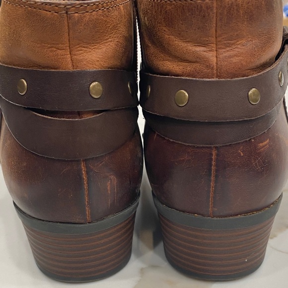 Clarks Men's Two-Tone Brown Leather Chukka Boots - Picture 5 of 5